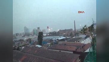 İzmir'de sağanak yağmur etkili oldu