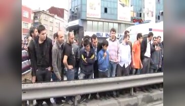 Motosikletli kurye kamyonun altında can verdi