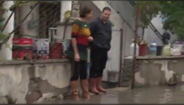 Asfaltta kazlar yüzdü