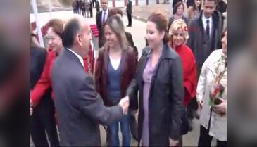 Bakanın yaptığı açılışa dekan sandaletle geldi