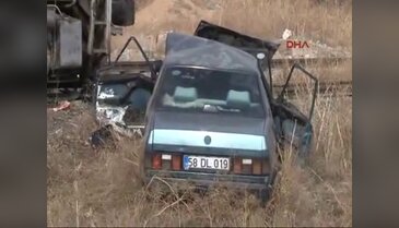 Yoldan çıkan otomobil trene çarptı