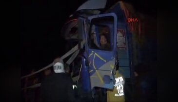 Önündeki TIR'a çarpan kamyonda can pazarı