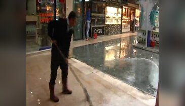 Bursa'da Kapalıçarşı sular altında!