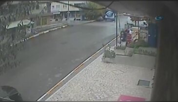 Minibüs hafriyat kamyonuna böyle çarptı