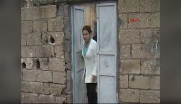 Ters takılan kapı görenleri şaşırtıyor