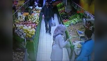 Marketteki hırsızlık anı güvenlik kamerasında