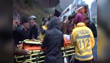 İşçi servisi ve 2 otomobil çarpıştı