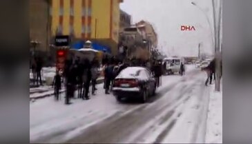 Erzurum'da kar hayatı felç etti