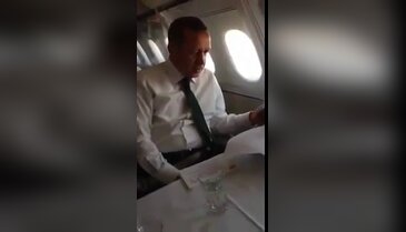 Başbakan Erdoğan'dan uçakta Neşet Ertaş şarkısı