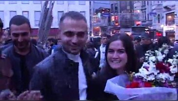 İstiklal Caddesi'nde sürpriz evlenme teklifi