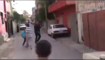 "Gel sana oyuncak vereceğim" diyerek...