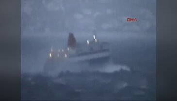 Dev feribotun dalgalarla savaşı