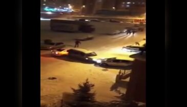 Karla kaplı yoldaki kazayı mahalle sakinleri korku içinde izledi