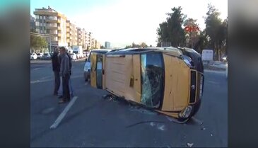 Taksi devrildi 2 kişi yaralandı