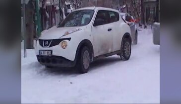 Kars'ta yollar buz pistine döndü