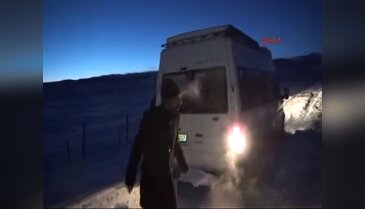 Kar ve tipi yolları kapadı