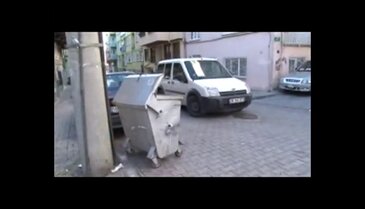 Sahte polislere inandı, 8 bin lirayı çöp kutusuna attı