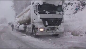 TIR'ı çeken çekici şaha kalktı