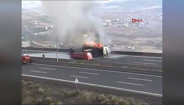 Kumaş yüklü TIR yandı