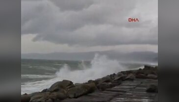 Akçakoca'da 6 metrelik dalga