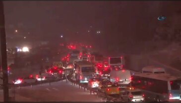 Kar mega kentte kazaları da beraberinde getirdi