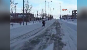 Engelli, dondurucu soğuklara meydan okuyor