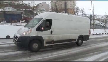 Araçlar buz pistine dönen yolda adeta dans etti