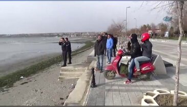 Dondurucu soğuğa aldırmadan denize girdi