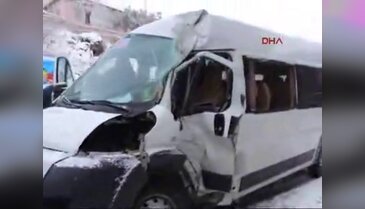Öğrenci minibüsü direğe çarptı