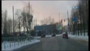 Kaza yapan ambulanstan yola fırladı