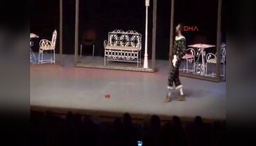 Kürtçe tiyatro oyununa İzmir'de ilgi