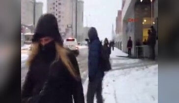 Kar lastiği olmayan araçlar yolda kaldı
