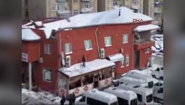 Çatı çöktü ama okeye devam
