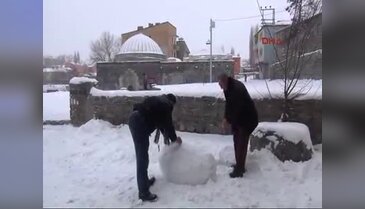 Heykeltıraş kardan kaz heykeli yaptı