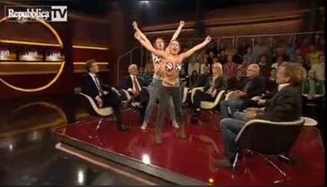 Femen kızları canlı yayını bastı!