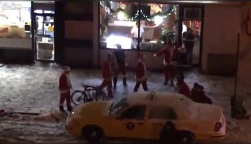 Sarhoş noel babalar birbirlerine girdi!