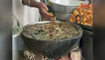Kızgın yağın içine elini daldırıyor