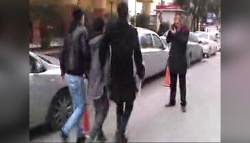 Arkadaşını sınıf ortasında sırtından bıçakladı