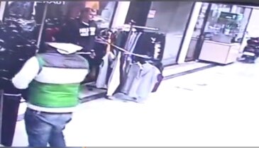 Mankenin üzerindeki montu böyle çaldı