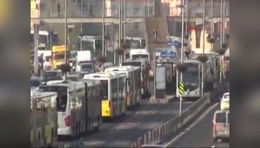 Metrobüs arızalandı, trafik felç oldu