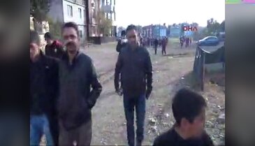 Elektrik kesintilerine kızıp yol kapattılar