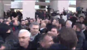 Ağaoğlu'nun yakınları ile polis arasında gerginlik