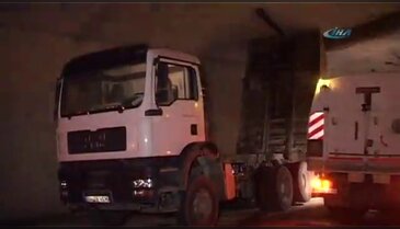 Damperi açılan kamyon üst geçide takıldı