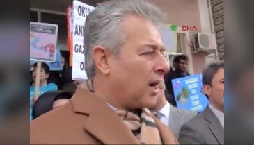 Öğrenci velileri sınıf temizledi