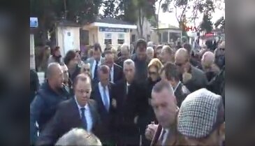 Alan, annesinin cenazesi için camiye geldi