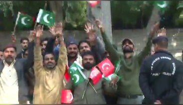 Pakistan'da Erdoğan'ın aracına gül döktüler