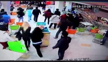 Depremde panik anı kamerada