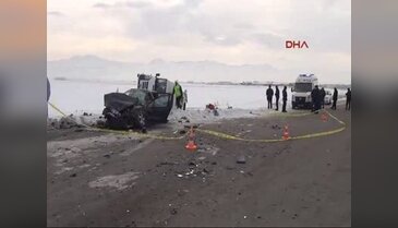 Minibüs ile otomobil çarpıştı: 1 ölü, 27 yaralı