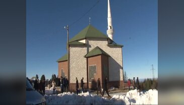 Uludağ'da kar üzerinde namaz
