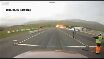 İzlanda'da ambulans uçak piste böyle çakıldı